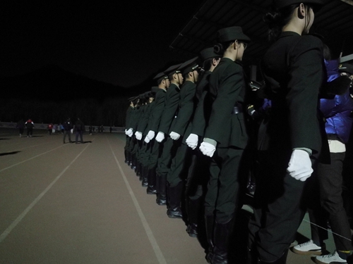 每日夜间训练端腿练习敬礼练习台阶上的军姿站立体能训练作者:仪仗队