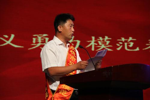 冯成勤副市长,市公安局长董天利为王瞳瞳,冯成勤颁发证书市委常委